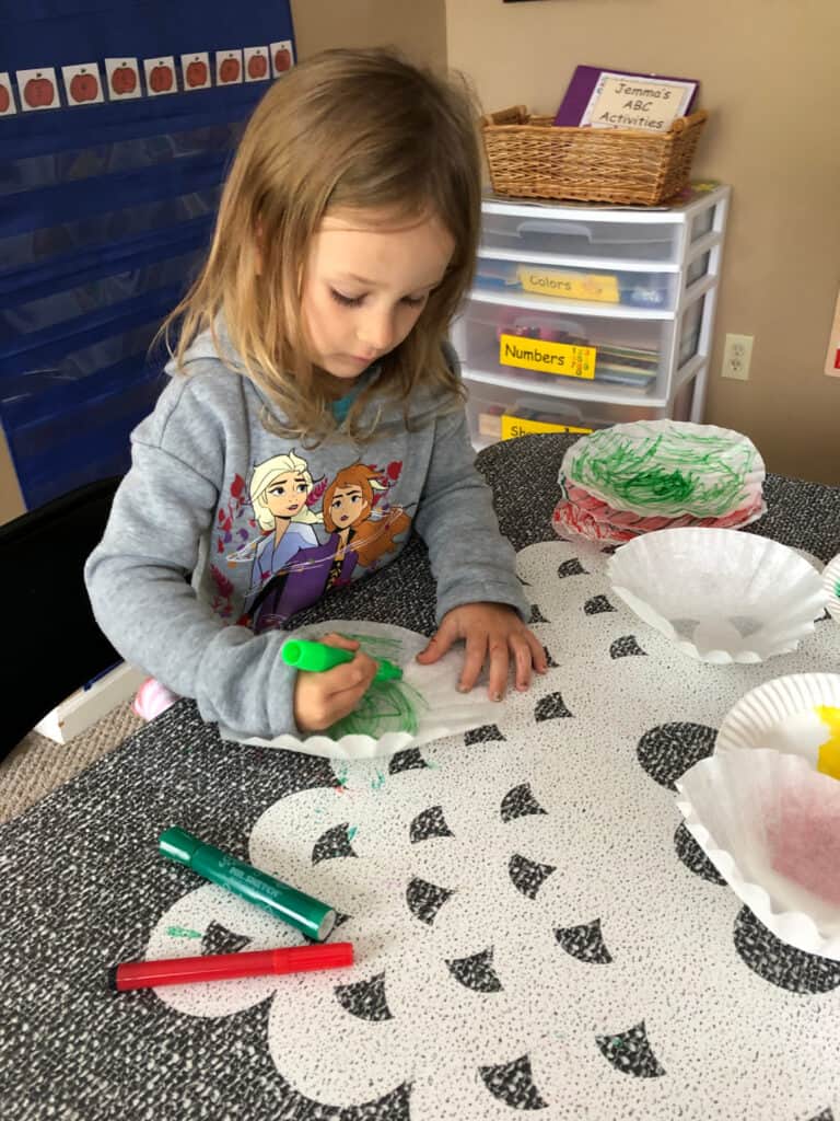 Engage your preschooler in this easy apple art project perfect for apple-themed learning. Build fine motor skills, talk about the parts of an apple and colors of apples. Decorate your home with the finished product. 